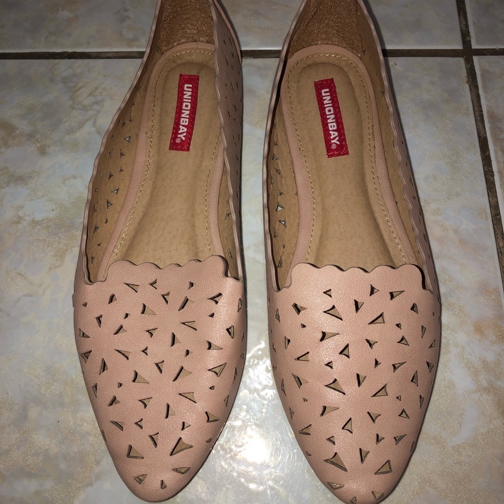 NWOT Blush flats available 😍